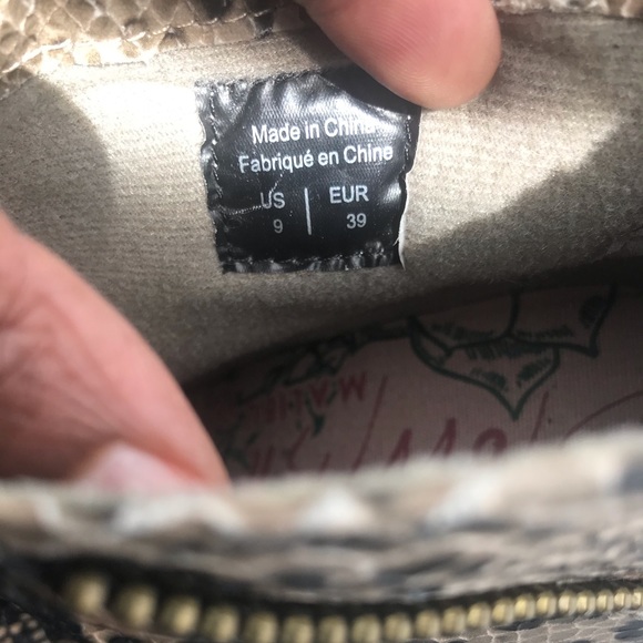 BLOWFISH SENACA ANKLE BOOT - never worn! - Picture 7 of 8